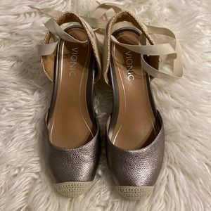 VIONIC espadrille shoe size 8 excellent condition color silver/pewter
